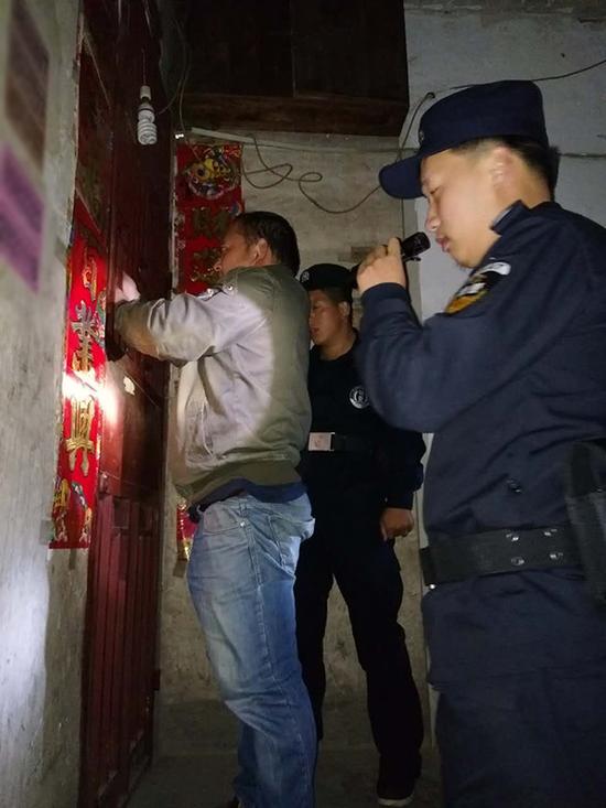 嘉峪关粗心妈妈误将幼女锁家中 